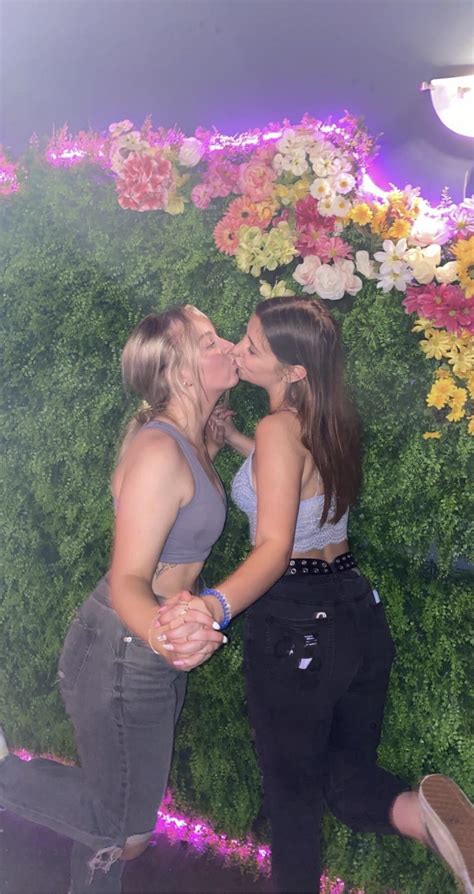 Lesbians Kissing : r/girlskissing